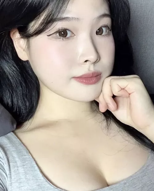 Can someone cum on her? I can show more pics if you’d like