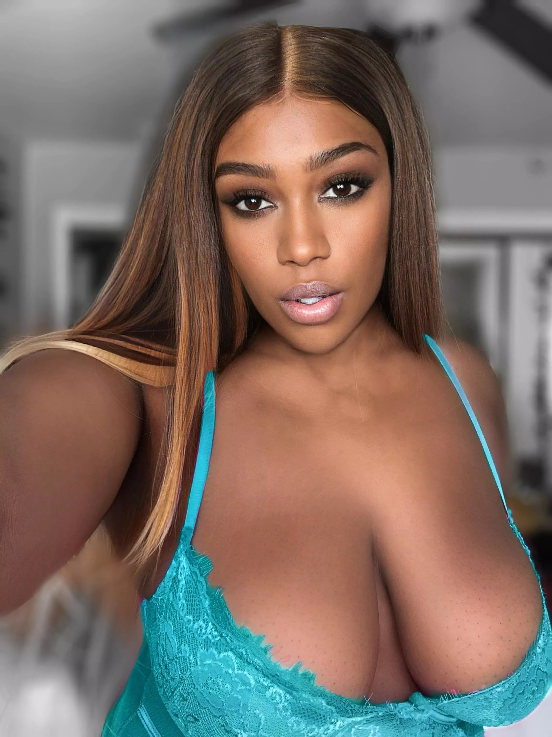 cum play with my titties baby😩💕