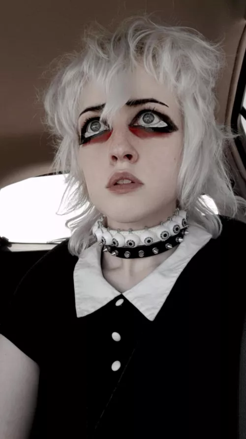 Happy femboy Friday from this funky little mall doll 💀