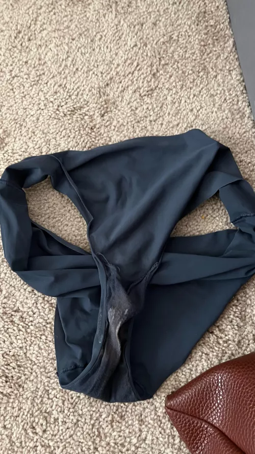 I kept his cum in me all morning. Some of it leaked out and it started to smell. I had to go home and change really quick 😵‍💫