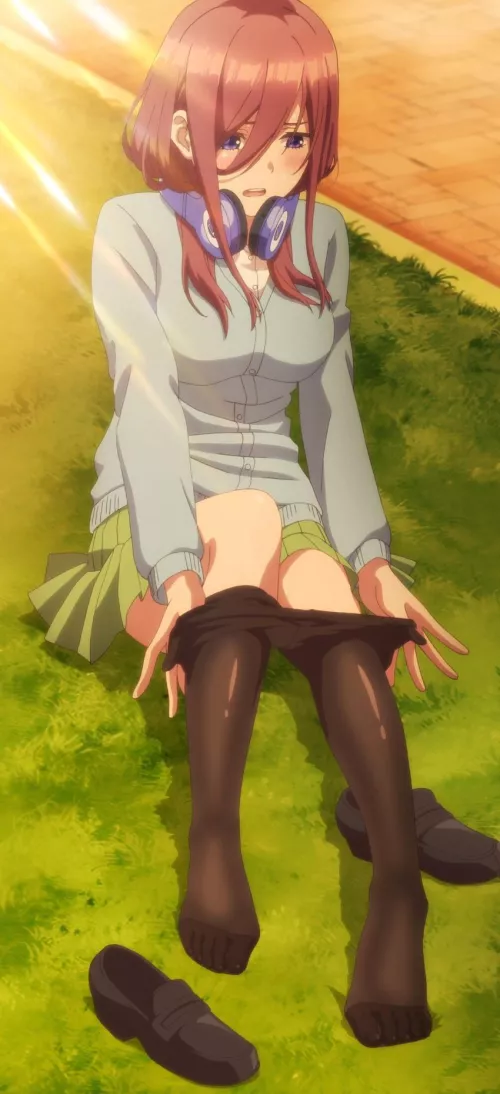 Miku taking off her tights [Quintessential Quintuplets]