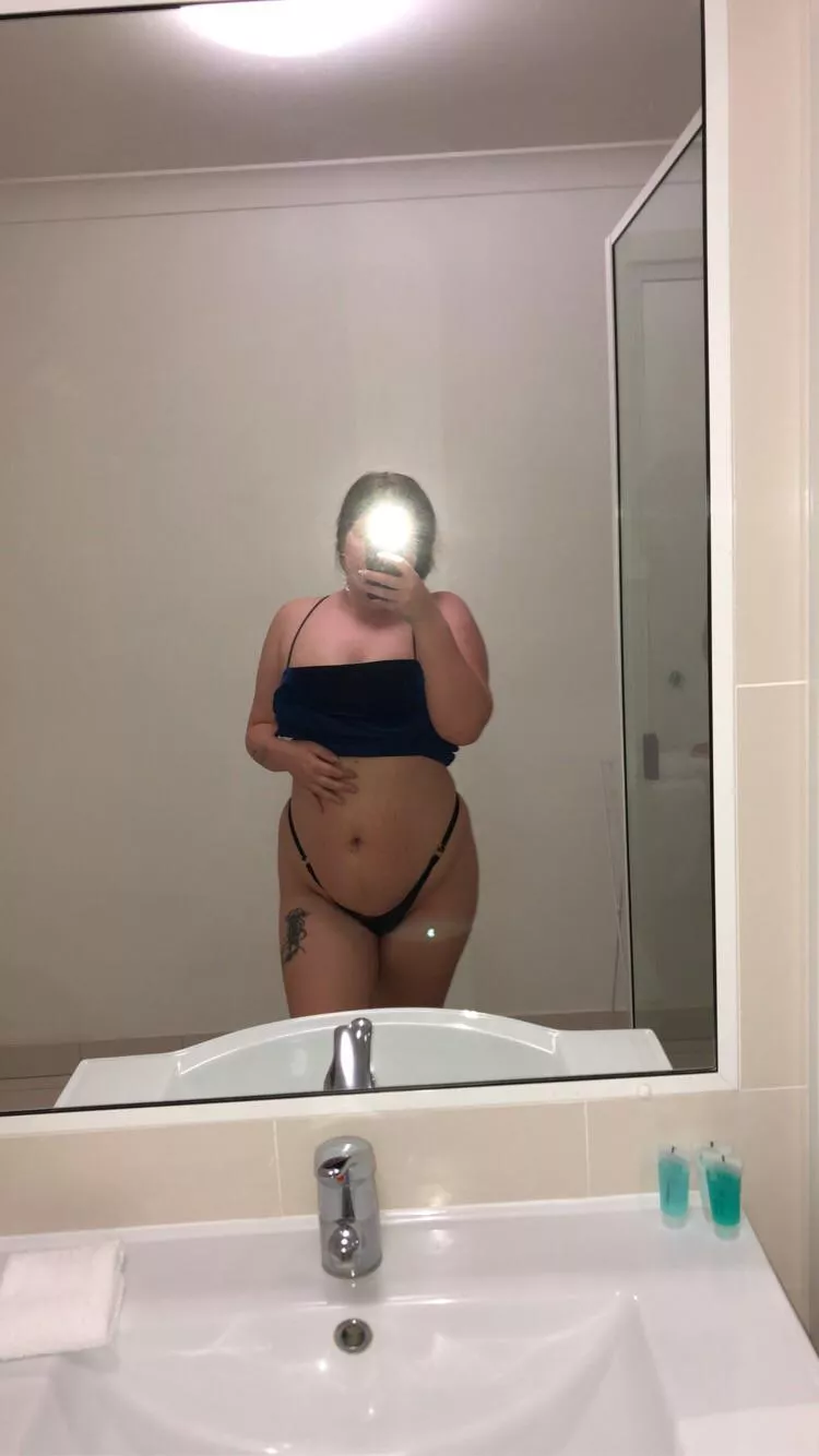 🎶 She a rich little bitch with some baggage shit 😉