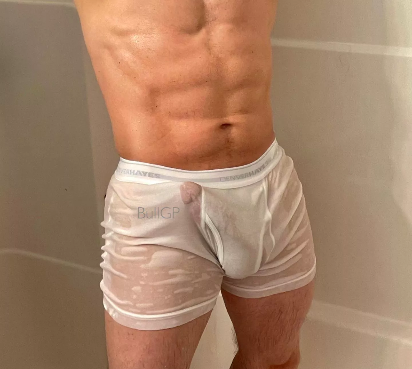 Wet bulges count, right? Tease me over my briefs 😏