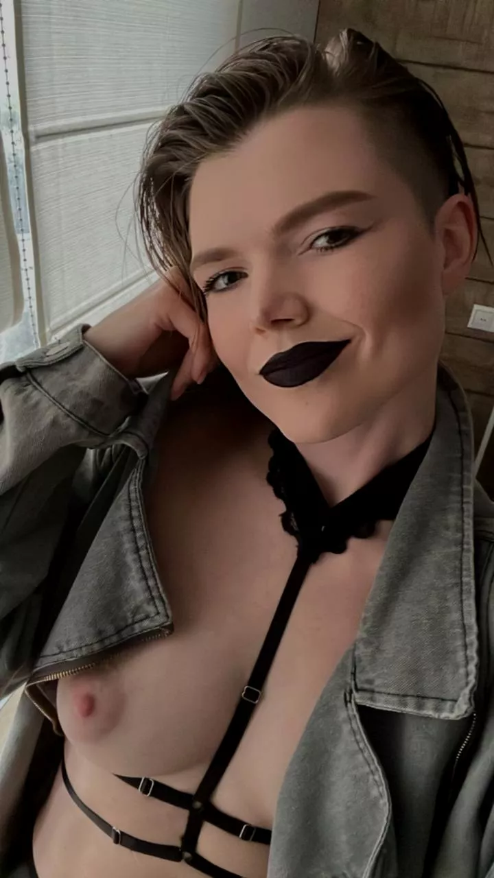 Who wants to plant this beauty on his dick?