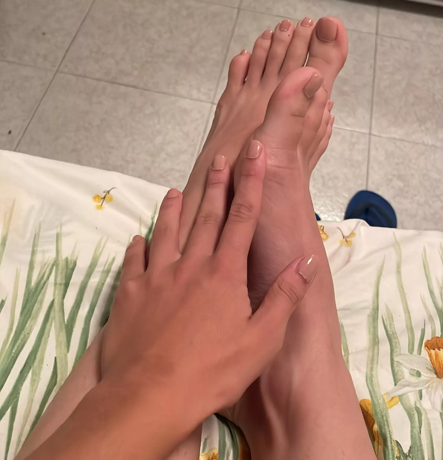 19yo, 5’1” mistress searching for cute little subs to dominate. Into sph, bdsm, pegging, roleplay, ageplay and degradation