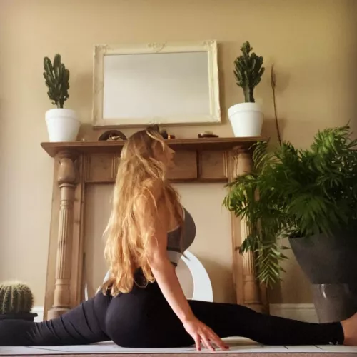 Front splits and endless hair… yes it’s all mine