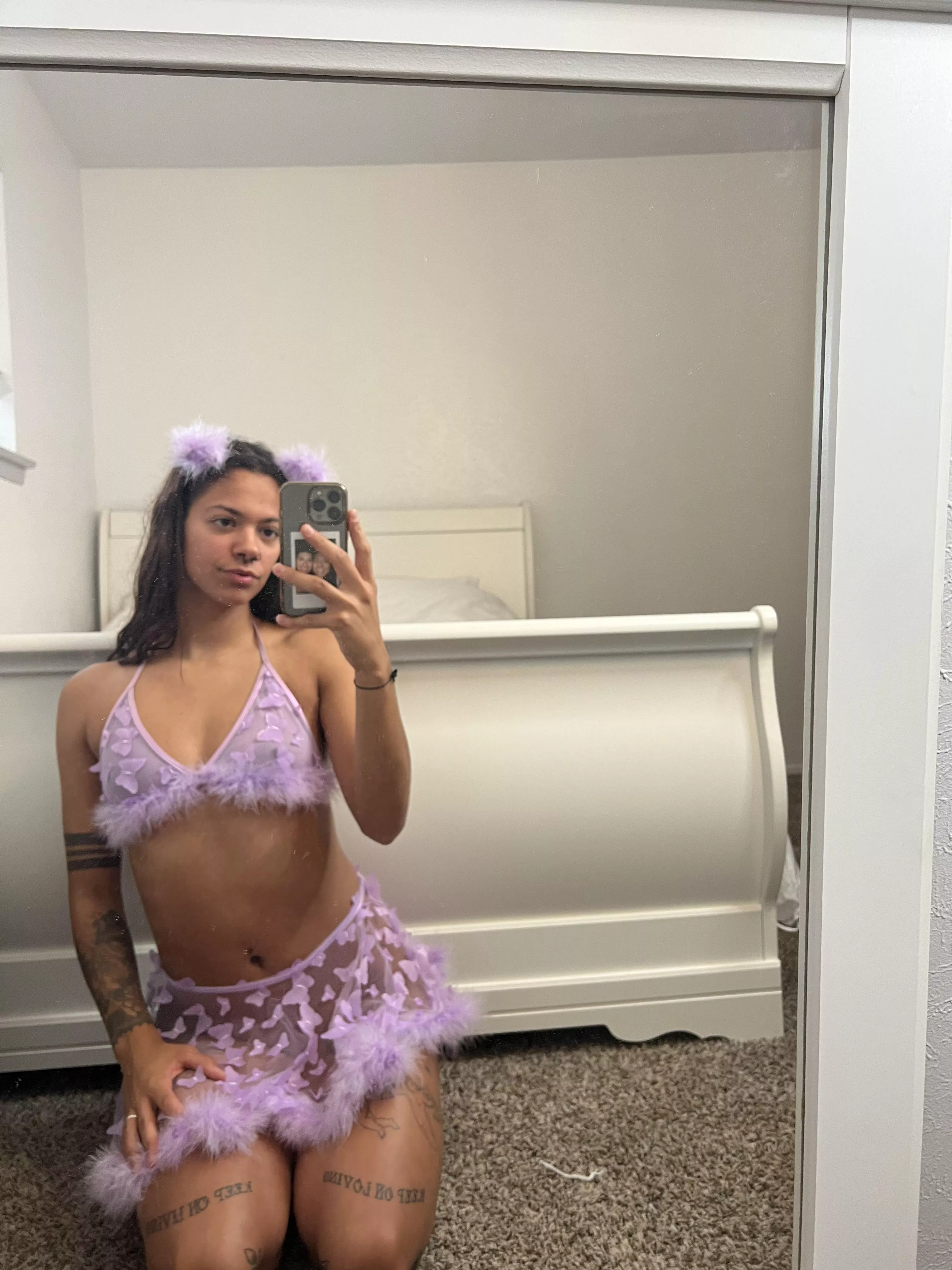 Having specials all weekend. 😉 Come sub I chat for free and post daily. My specialty is girl on girl content and I do customs! 💋 Today only all new subs get some free priv content in their dms. 😘 OF: honeycombdream