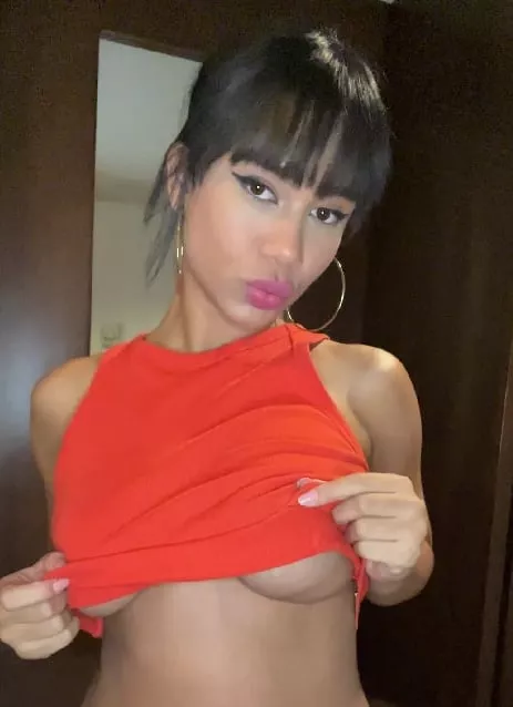 I love showing off my busty body to internet strangers