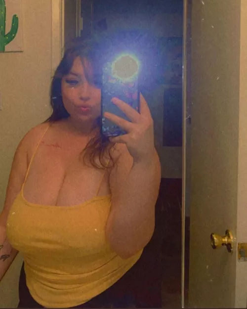 if the comment below gets 7 likes I'll post her nudes