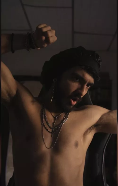 making some hulk poses 😂