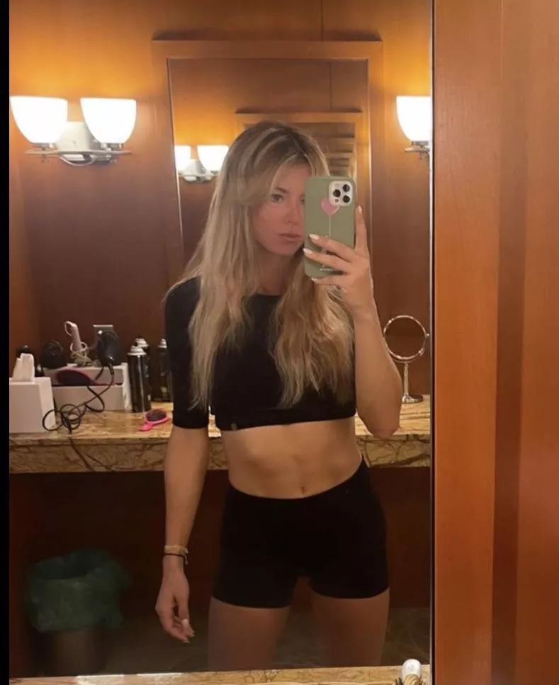 Mirror Sefie (Camila Giorgi)
