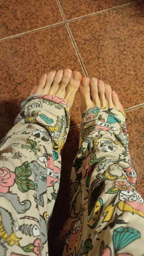 sneak peak 🫣 do u like long and skinny toes? 🥺💖