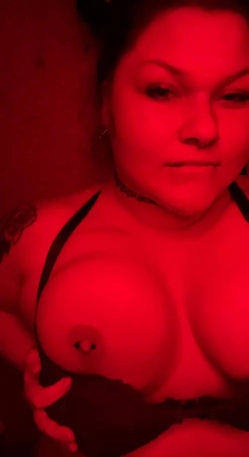 The red light keeps me hot… and ready 🤤