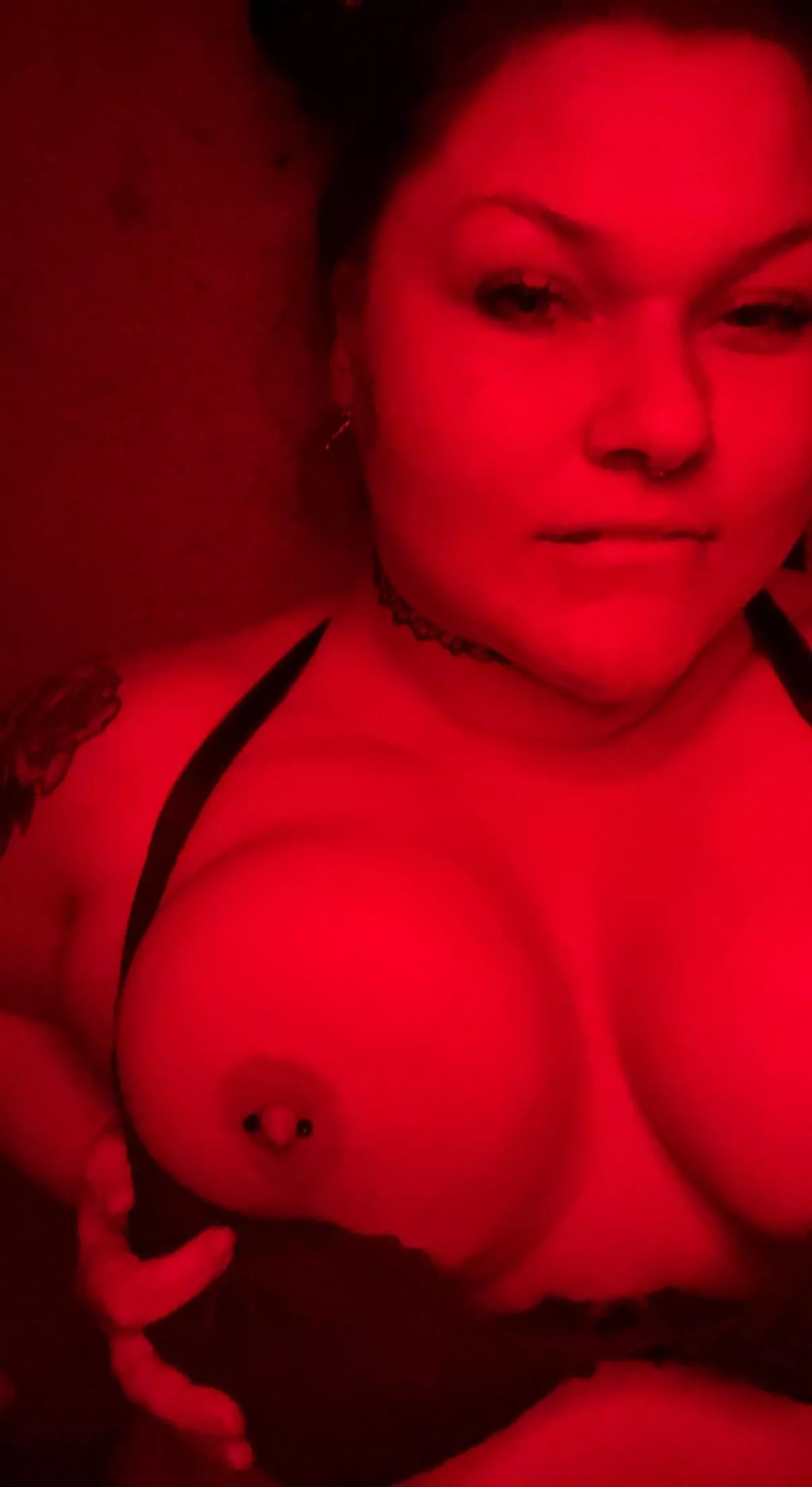 The red light keeps me hot… and ready 🤤