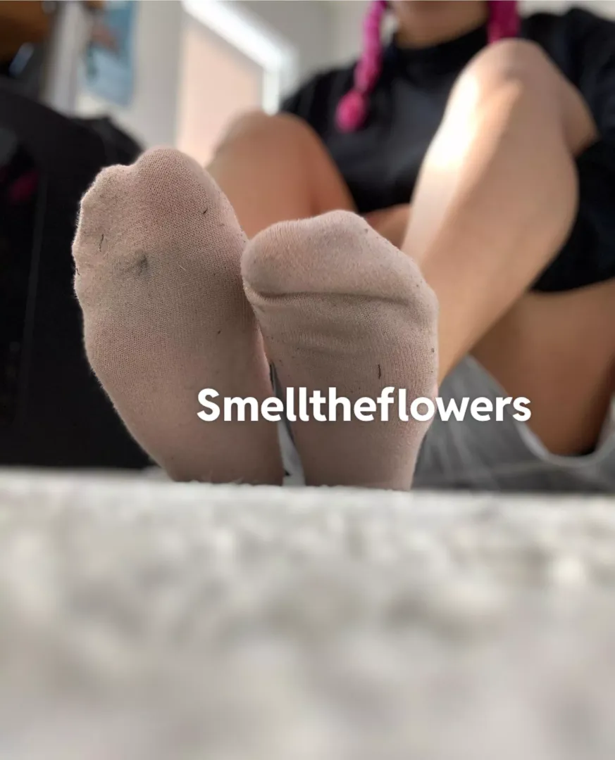 These smell really bad 😏. I was so busy as a college student by workout out to long hour shift of standing. They smell like old Cheetos, old humidity with a hint of vinegar. 🥵 selling them
