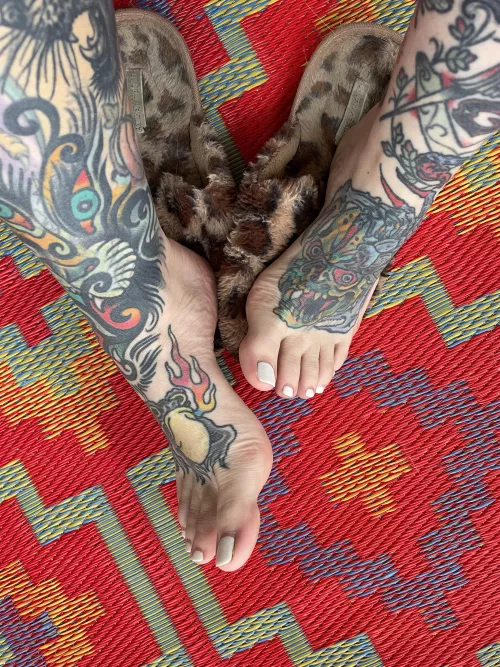 You know you want to bury your face in those slippers 😘