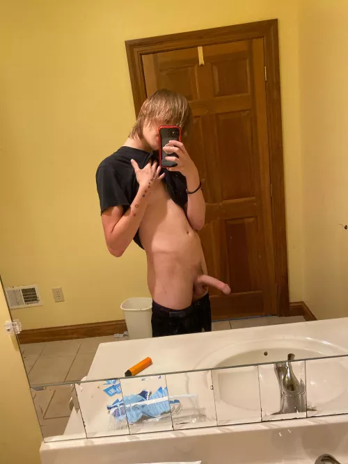 19 horny af could really use a hand or hole lol dms always open 😘