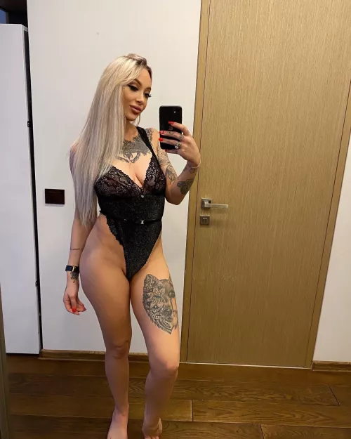 Any boys or girls want to grab a hand full? [F]19