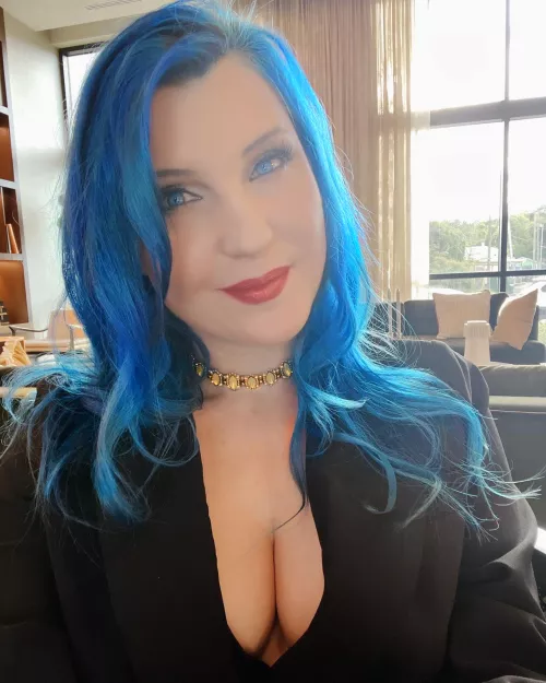 Leva Bates and her Two Friends👀