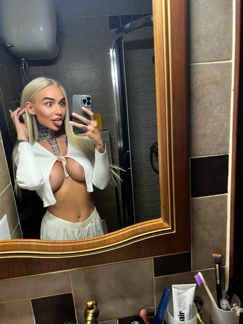 Sometimes when I’m horny my clit likes to peek out Morning!! *squirts on u*