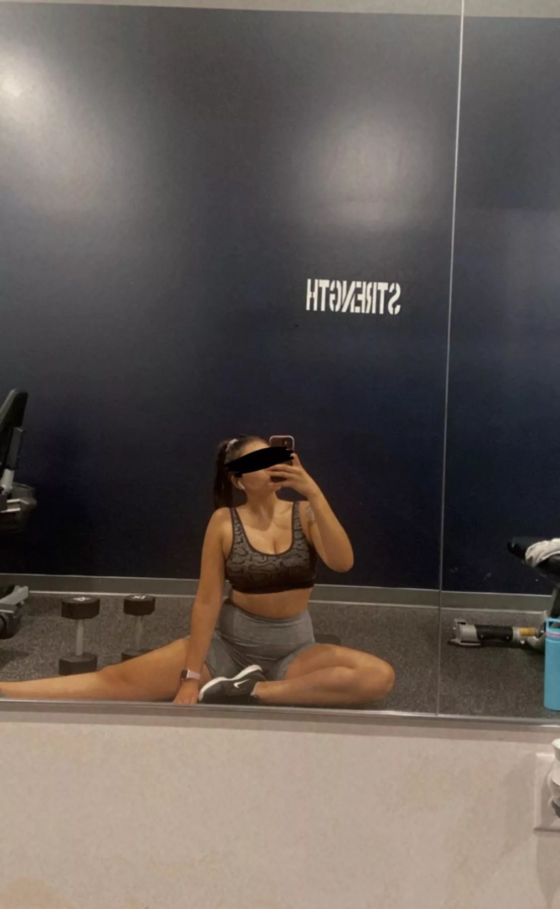 All sweaty! Who’s gonna take these clothes off?😍