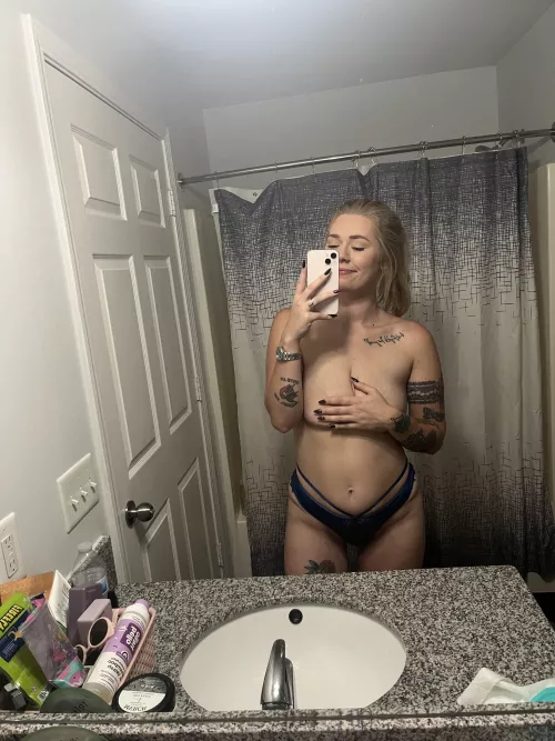 Are curvy moms your type?