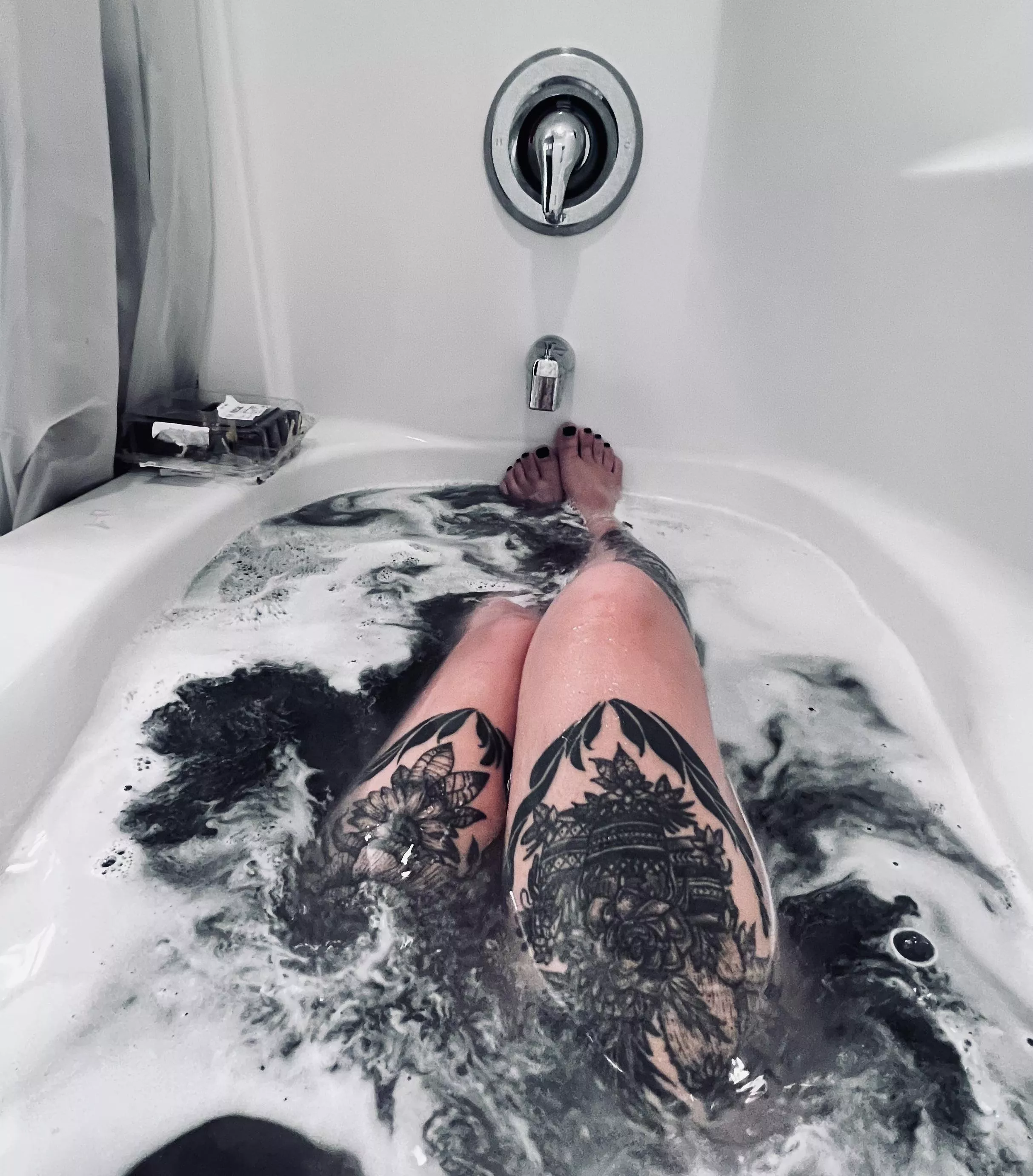 My little feet are all nice and clean and ready for a good licking 👅😋