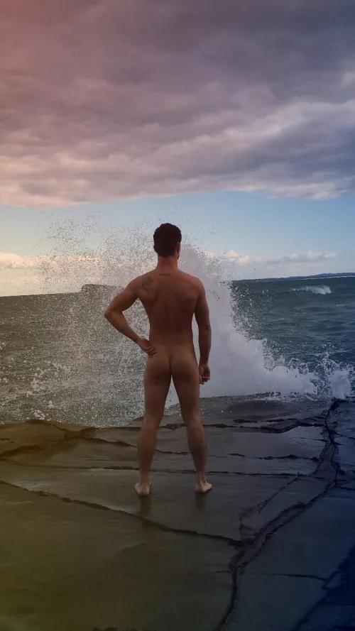 nothing sets my mind into a calm mood like the smashing of waves on the rocks, the salt in the air and the brisk winds from the ocean. Really takes me back to my roots.