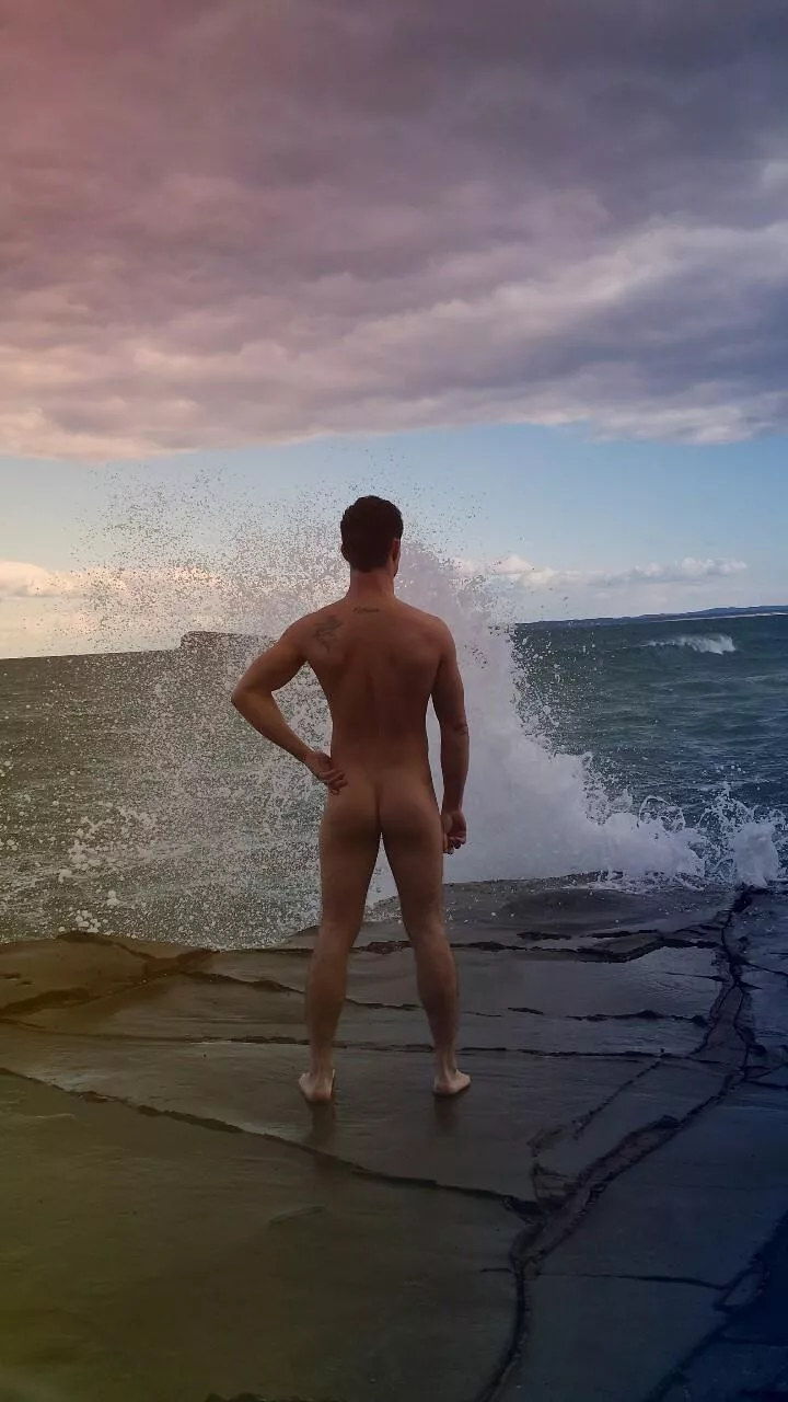 nothing sets my mind into a calm mood like the smashing of waves on the rocks, the salt in the air and the brisk winds from the ocean. Really takes me back to my roots.