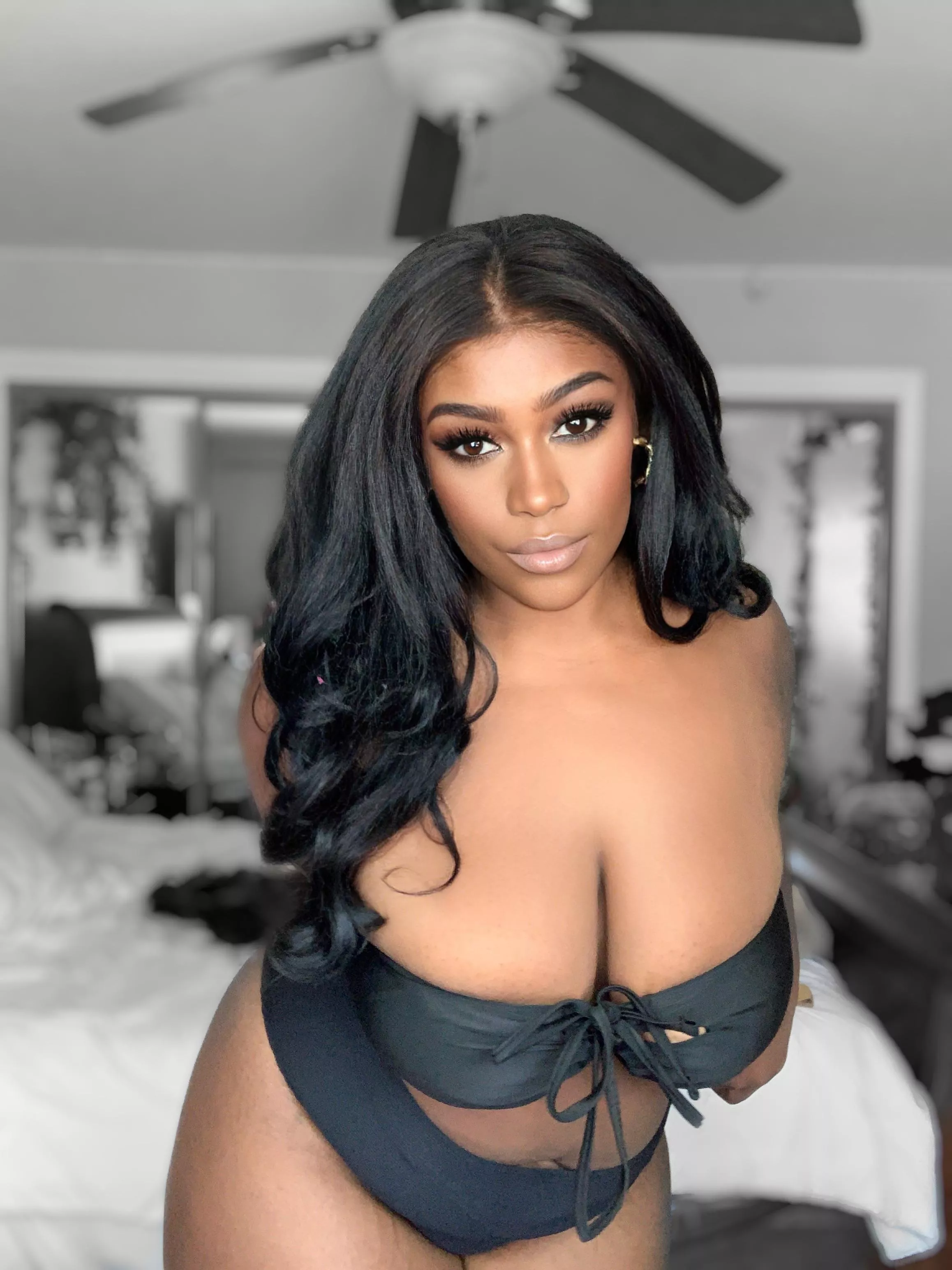 showing off in my fav black bikini😘🖤👸🏾cum strip it offff meeee