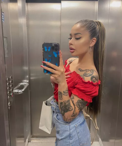 Tahe off your panties, I wanna see what you got for your little girl💦