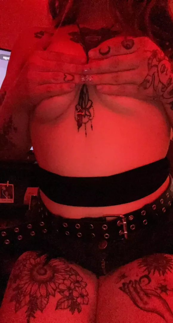 Cum get a taste of me 😈 OF in bio or msg me for content $$ 👀