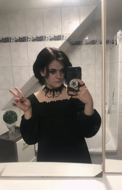 First time that I’m posting my face on this sub, I really like the make-up my partner did on me 🖤 :)