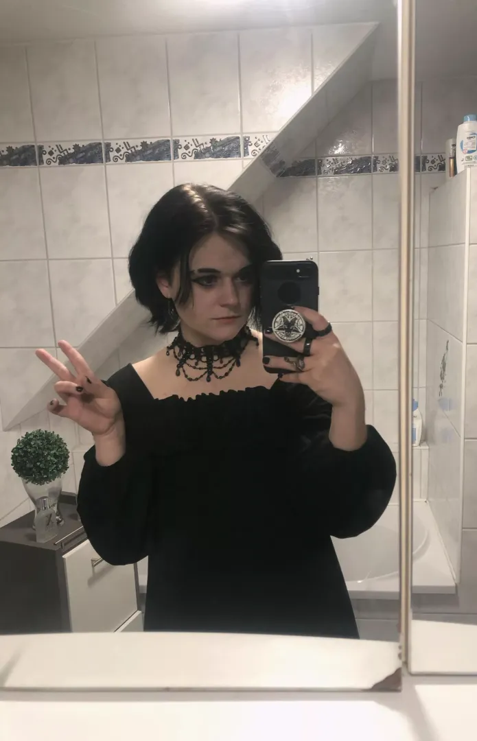 First time that I’m posting my face on this sub, I really like the make-up my partner did on me 🖤 :)