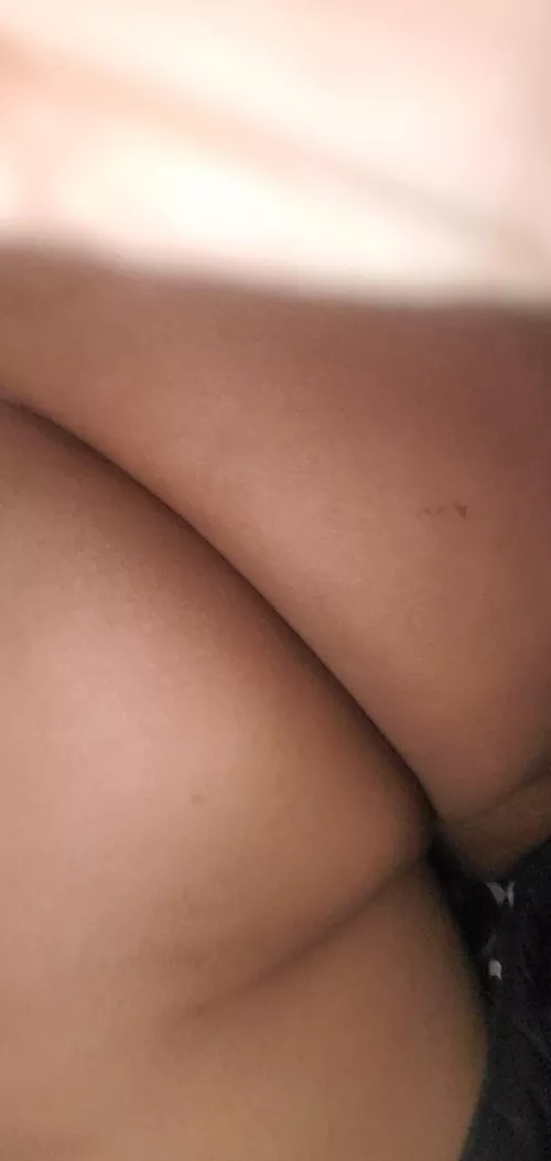 here's my ass so you can masturbate to it 😘