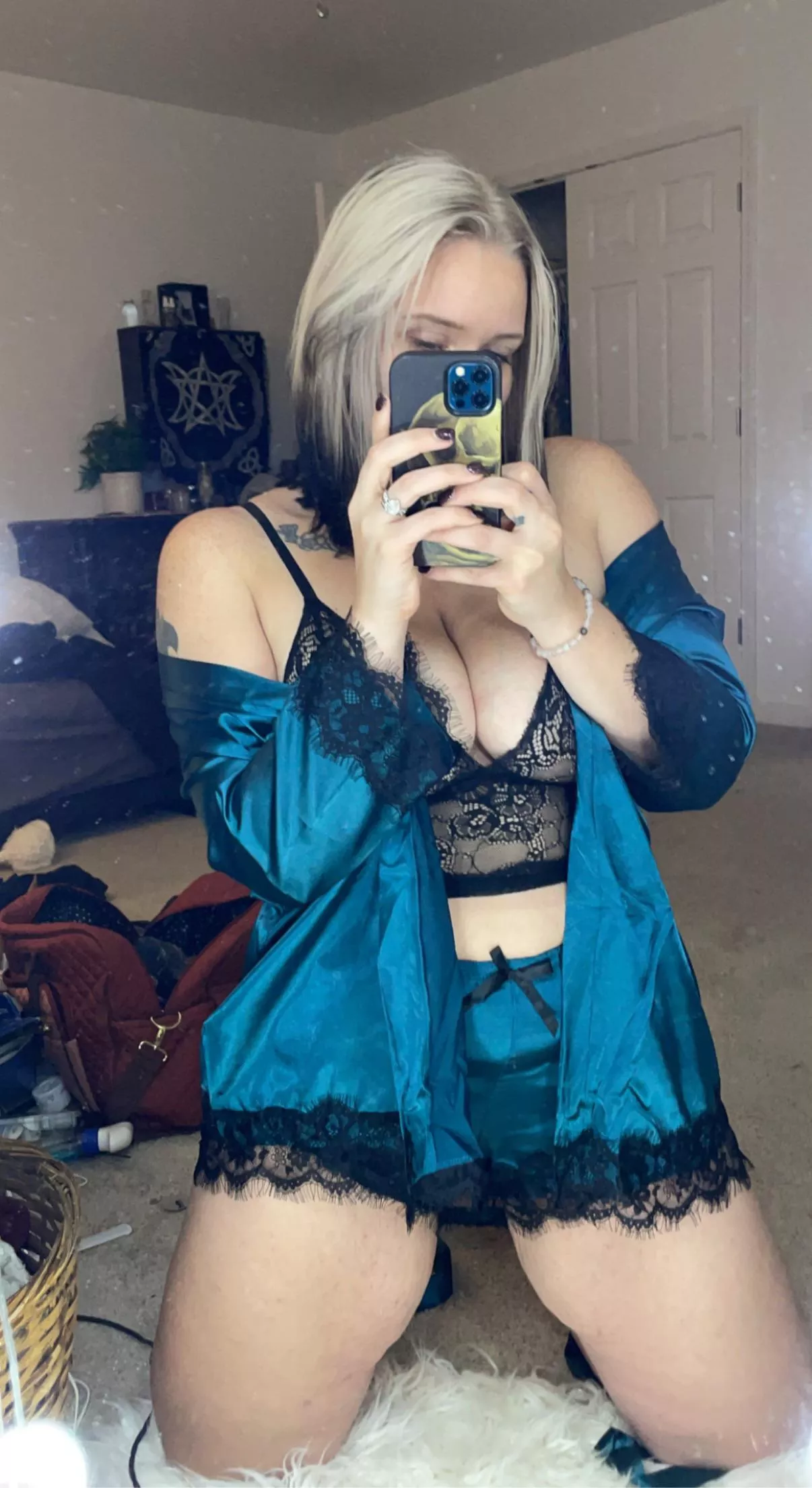 Hot wife here! Having a stressful Monday? Take it out on me 😏