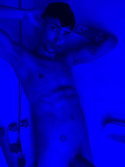 I like to have my dick sucked in the shower