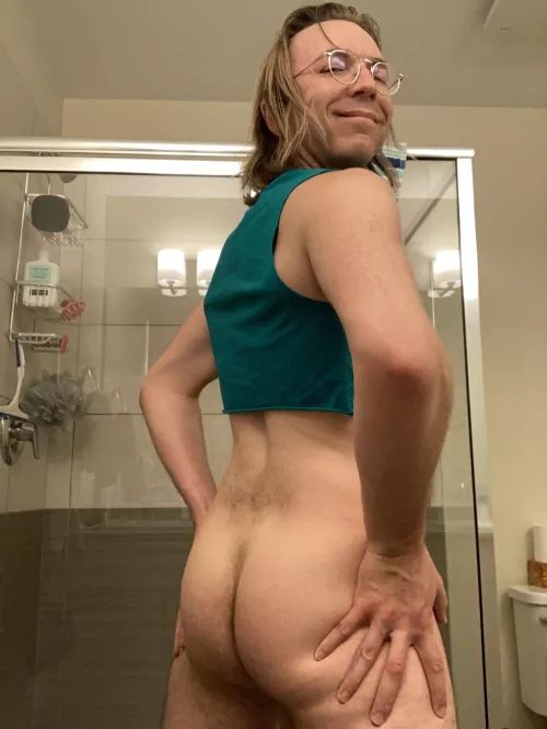 It's a guy butt, but is it cute? 🤔