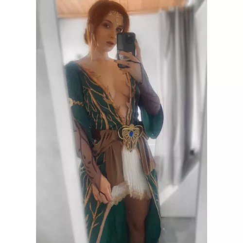 My new Triss cosplay 🍂🔥 (@amyjay04)