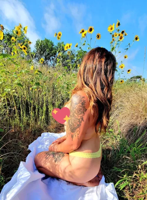 Sexy flower shoot 🌼 Check out my Fanvue link to see more 😍😉