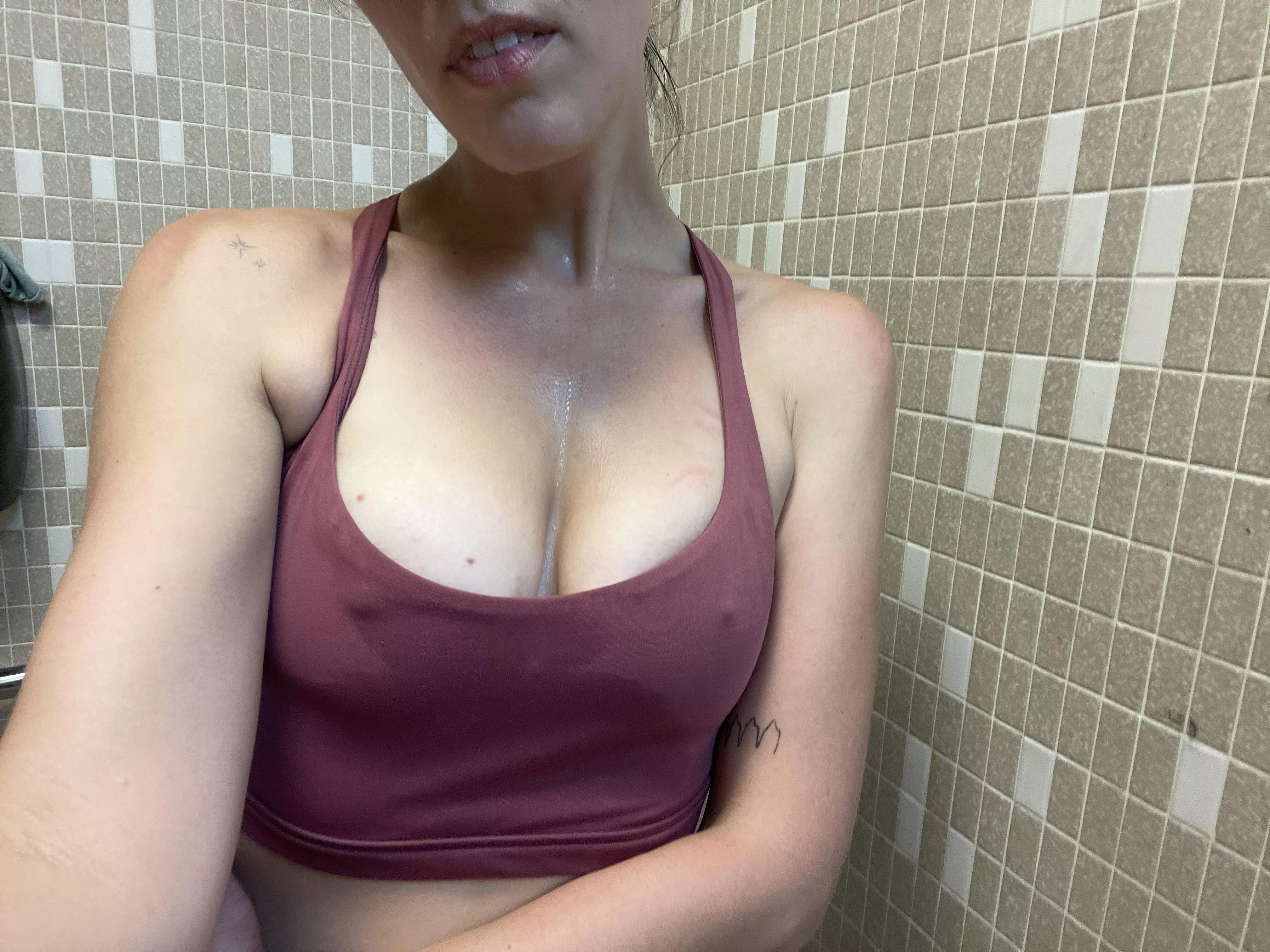 Sweaty with hard nipples 🤤