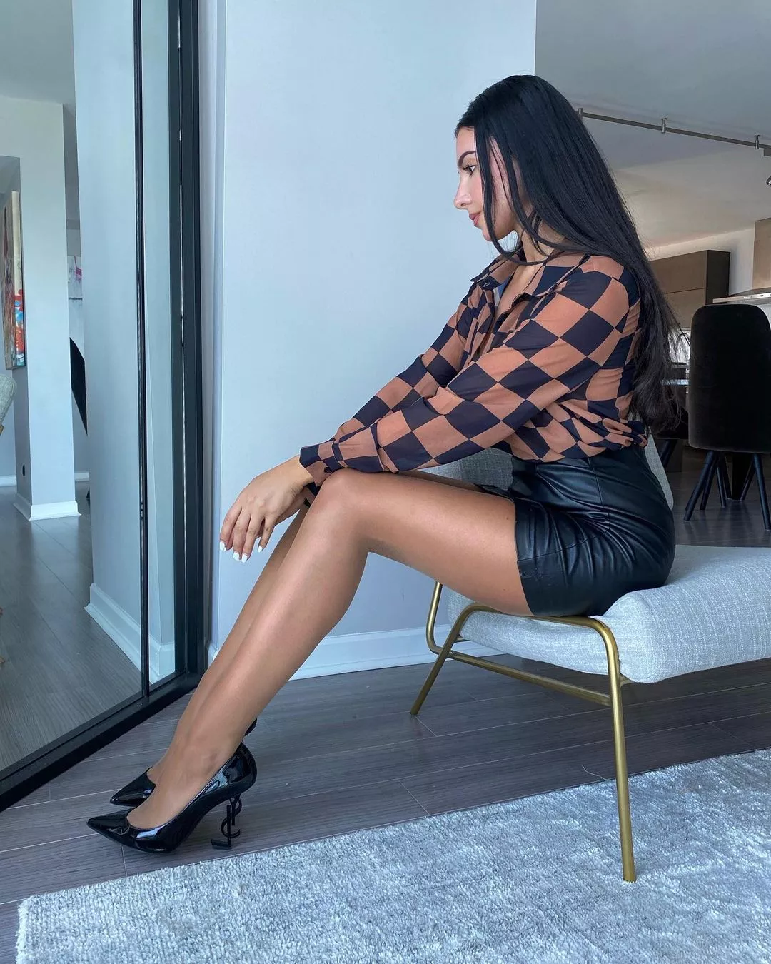 Tight skirt, shiny nude hose