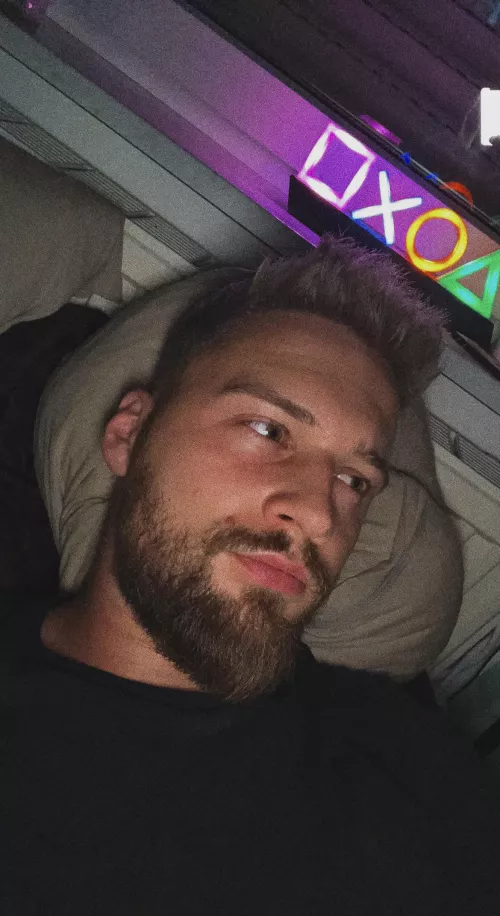 [24] I just wanna lay in my beeed 😣