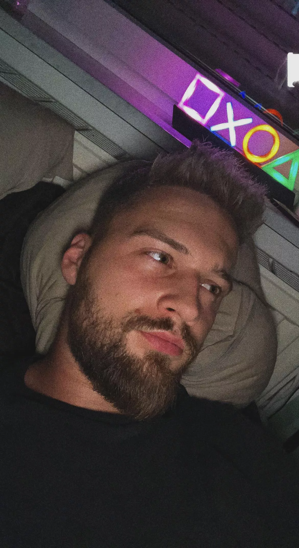 [24] I just wanna lay in my beeed 😣