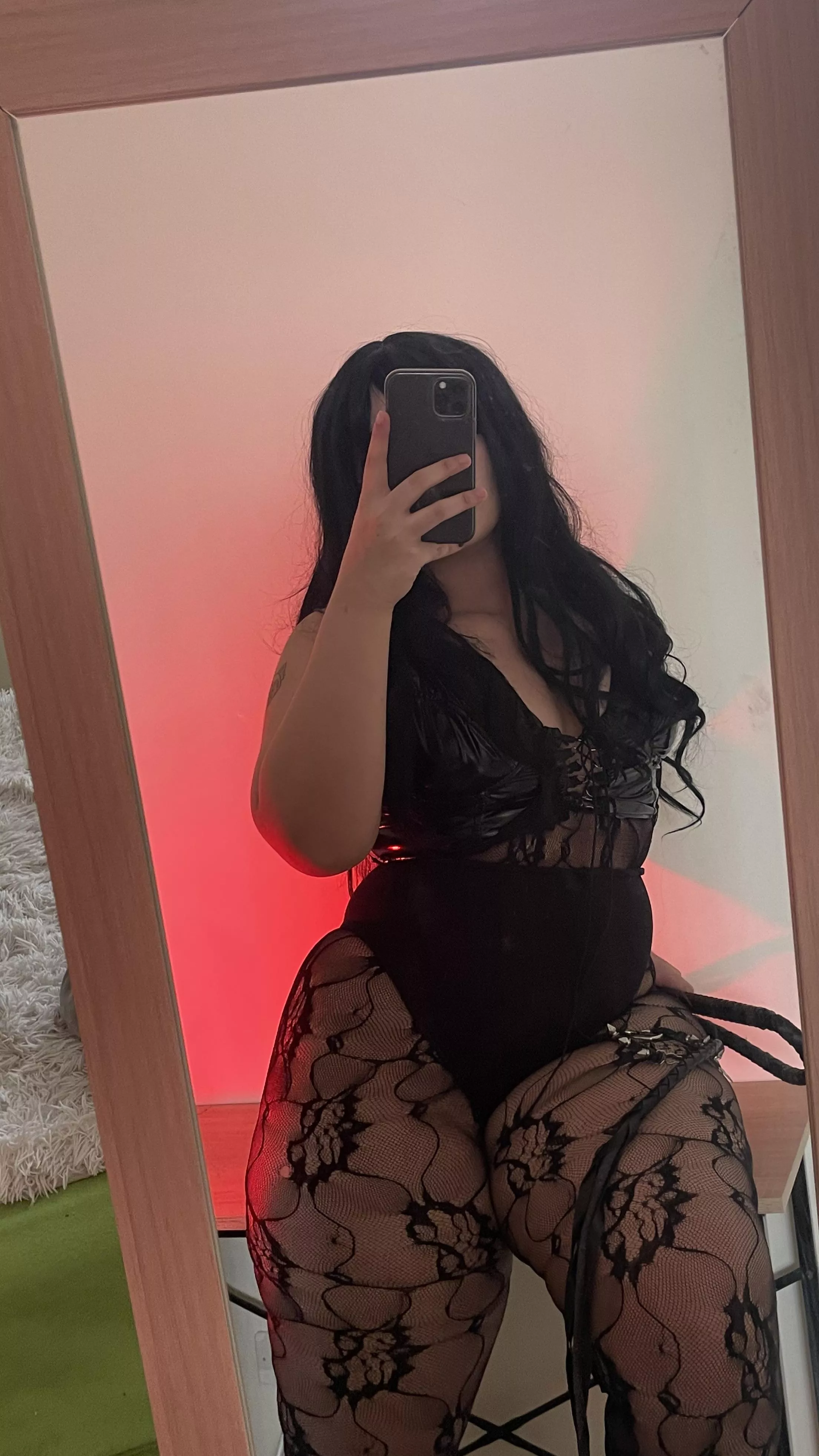 [domme] looking hot every time and ready to make you lick my boots.