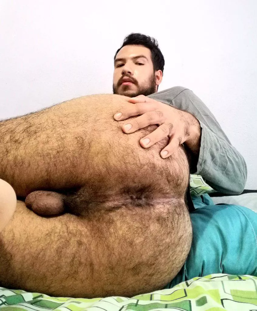 Give this hairy hole a kiss 😘