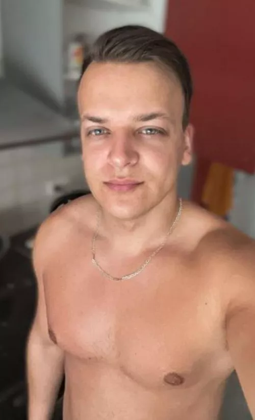 Hi, I am posting a picture of myself for the first time on Reddit. I wish you a nice evening!