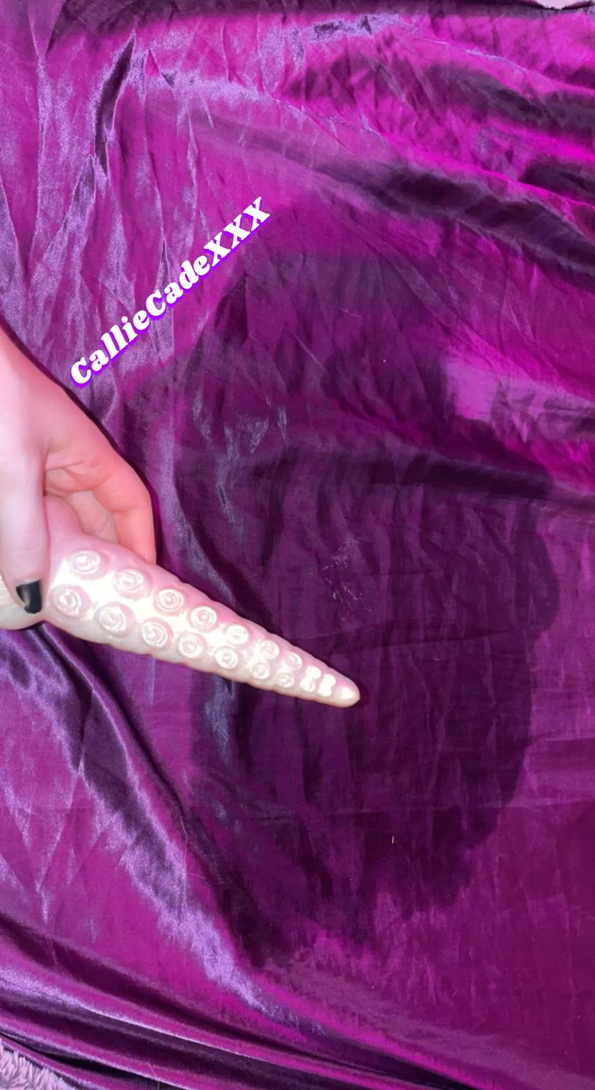 Hope you don’t mind me sharing just how much this female loves her newest custom tentacle 🤪💗
