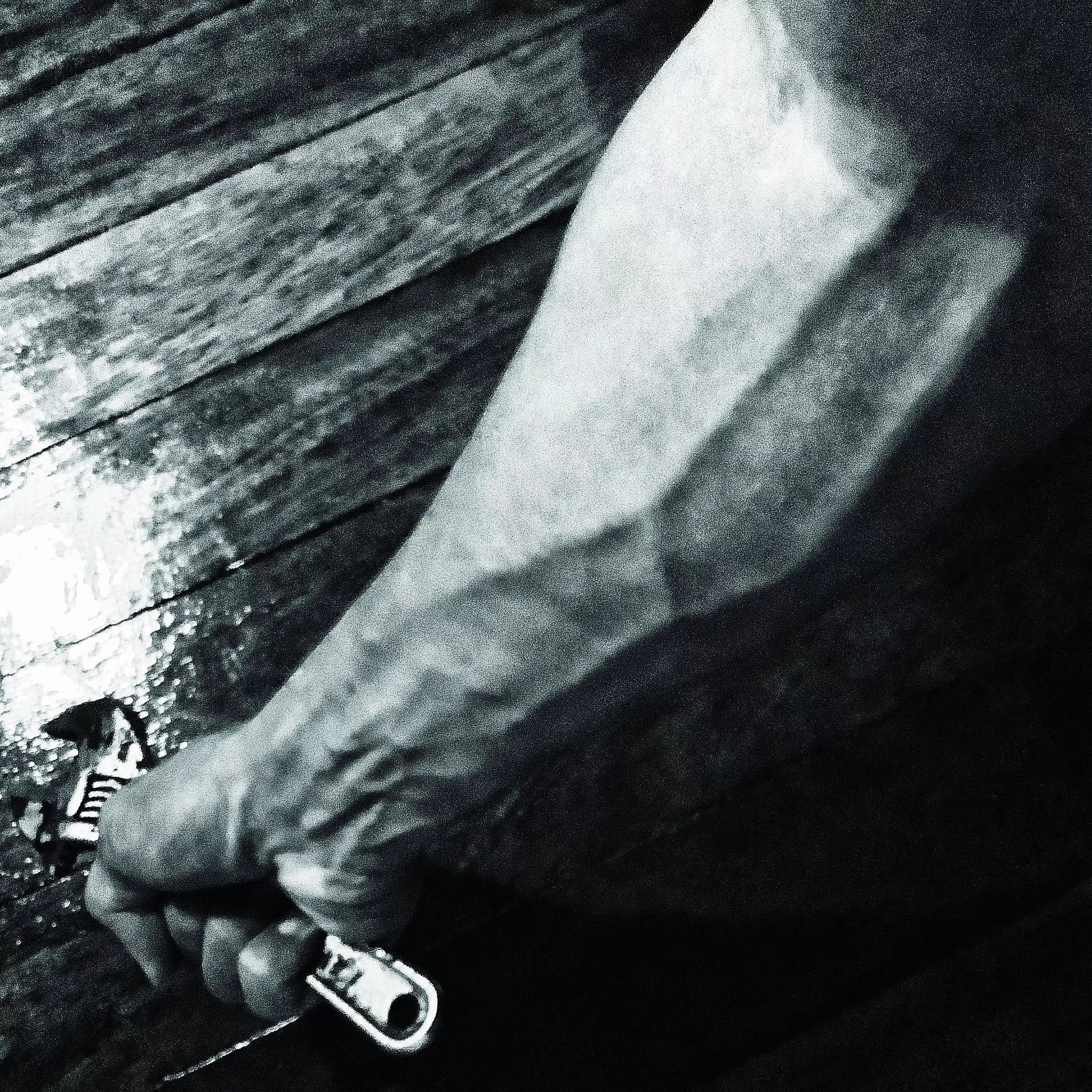 📷: Rough hands, hard grip