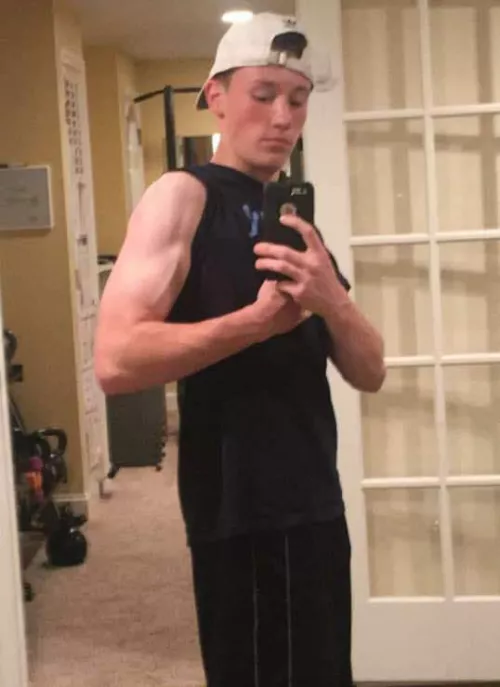 [22] Fit guys 18 to 35 hmu let's jerk off. Kik: Collin0770